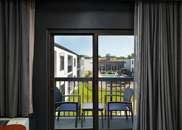 Courtyard Worth Drive Hotel 3*