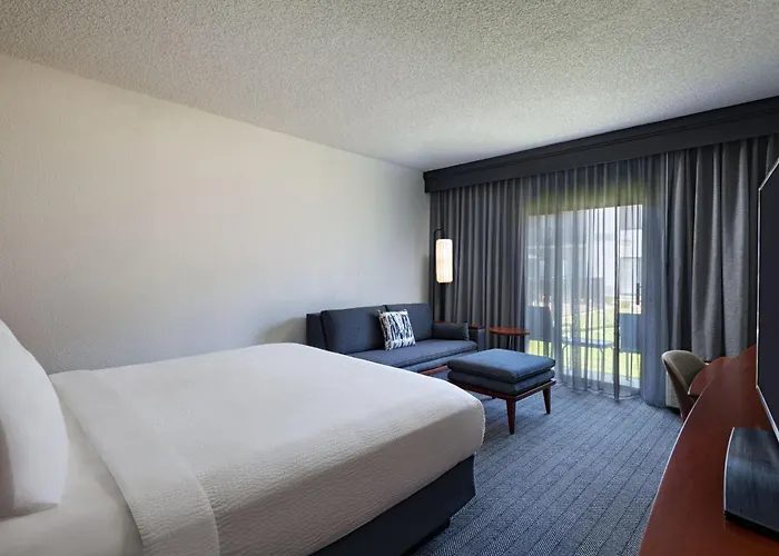 Courtyard Worth Drive Hotel 3*