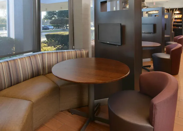 Courtyard Worth Drive Hotel 3*