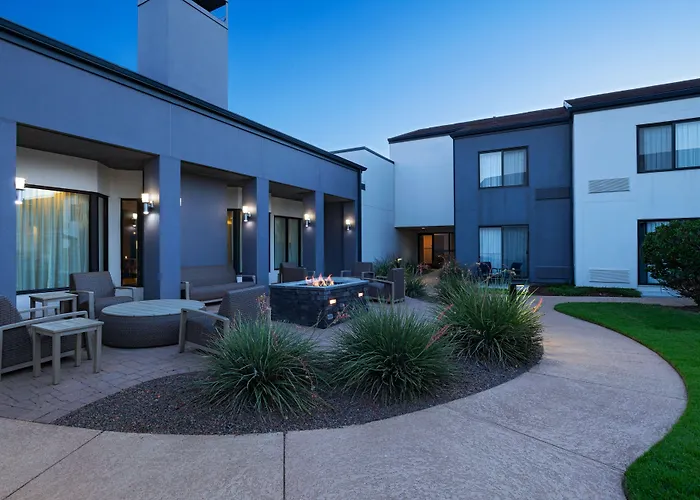 Courtyard Worth Drive Hotel