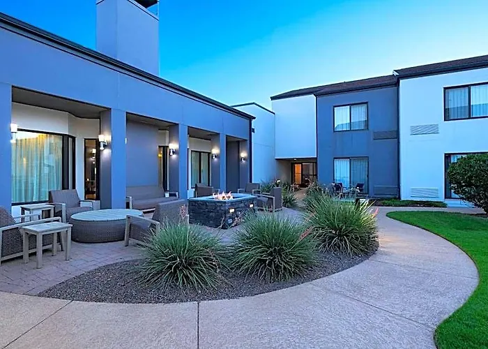 Courtyard Worth Drive Hotel
